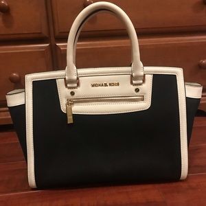 Micheal kors black and white tote bag